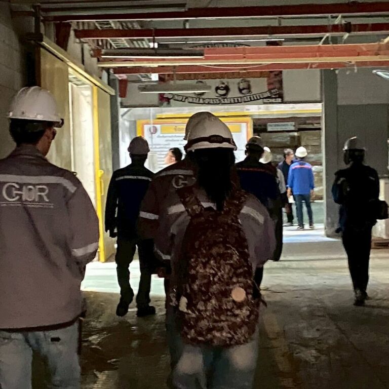 ทีมวิศวกรเดินสำรวจพื้นที่ภายในโรงงาน
