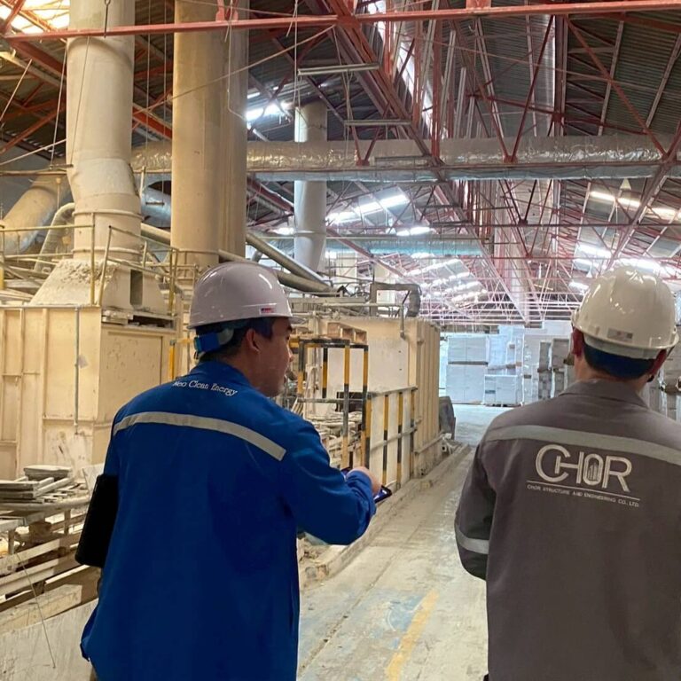 ทีมวิศวกรโครงสร้างสำรวจหน้างานภายในอาคารโรงงานก่อนออกแบบ