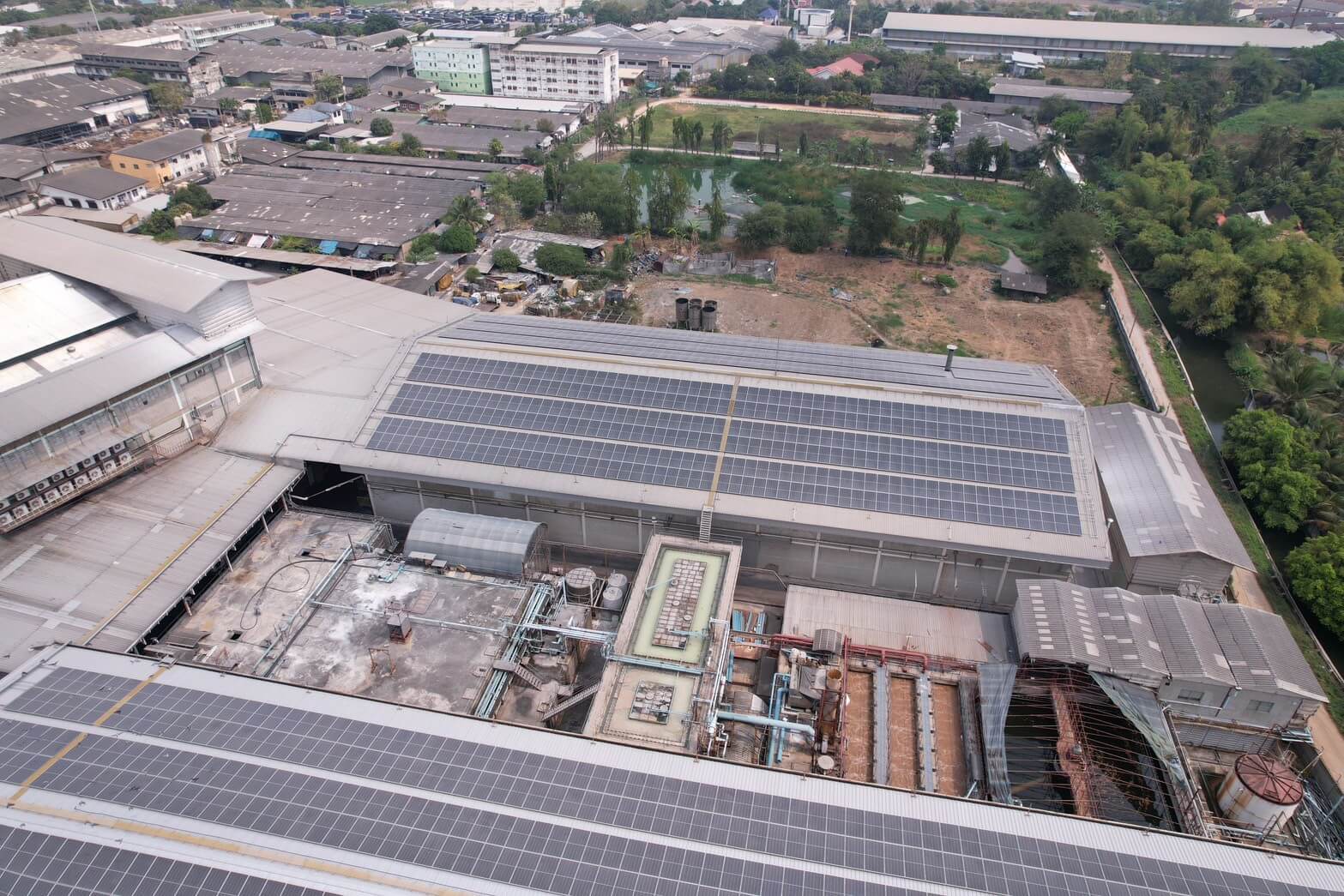 ภาพมุมสูงหลังคาโรงงานที่ติดตั้งแผงโซลาร์เซลล์