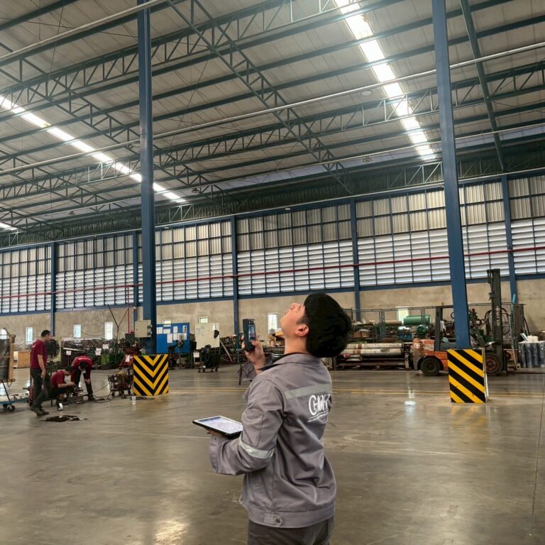 วิศวกรใช้แท็บเล็ตตรวจโครงสร้างเหล็กภายในอาคารโรงงานขนาดใหญ่